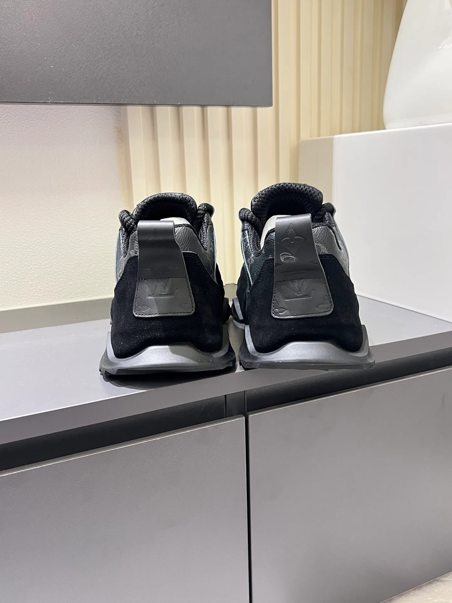 p600 "LOUI* VUITTO*" popular men's casual shoes, genuine development in Italy 💯Purchasing level quality ✔️The upper is made of first-layer cowhide, comfortable and soft sheepskin feet ⚡️ Fashionable and versatile, the toe last shape is firm and full, the soles are made from original LV molds and can be freely entered and exited the counter. Light and comfortable on the feet~Purely handmade, details determine quality! Size:39-44!